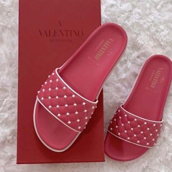 VALENTINO pink leather slides quilted vamp punctuated by iconic studs in white - Picture 2 of 11